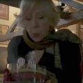 (Foto) Glumica Branka Petrić napunila 89 godina Priredili joj iznenađenje: Duva svećice u kafani