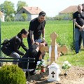 (Foto) "Sine otvori oči da vidiš..." Branka ljubi krst, baba jeca, Darko se ne odvaja od groba: Potresne scene u Brestaču