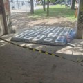 Pala ploča u prolazu u naselju Kraljevica