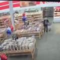Snimljen trenutak urušavanja krova u prodavnici! Kupci bežali pred naletom vode, dramatičan prizor! (video)