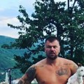 Janjuš pozira polugo, a pored njega besna mašina: Evo ko mu pravi društvo! Tek da vidite šta je stavio na tablice auta (foto)…