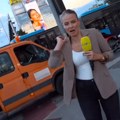 (Video) Voditeljku ubola osa usred uključenja uživo: Vrišti nasred ulice, hvata se za vrat - kamera sve snimila