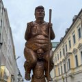 "Kralj nepravde sedi na leđima čoveka koji tone pod teretom": Statua golog Trampa izložena u Evropskom parlamentu.