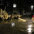 Zgužvan krov na Vračaru, bandere iskrivljene, iščupano drveće: Ovako izgleda Beograd posle razorne oluje! (foto, video)