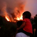 Požar prilazi gradu u Kanadi, stanovnici beže, vatrogasni avioni ih štite