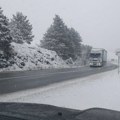 Uvedena zabrana za teretnjake od Užica do Nove Varoši: Teška mehanizacija čitave noći se borila sa snežnom stihijom u…