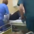 Brutalno nasilje u hitnoj pomoći: Medicinska sestra i nosač tukli i ponižavali starca (video)