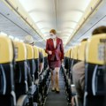 Kada čujete zašto stjuardese sede na rukama pri poletanju aviona – sedećete i vi