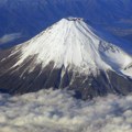Јапански град блокирао поглед на планину Фуџи због превеликог броја туриста (ФОТО)