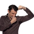 Ne možete više da podnesete mokru odeću ispod pazuha i neprijatne mirise: rešite problem – evo kako!