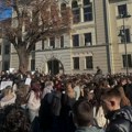 Maturanti četiri srednje škole u Čačku blokiraju nastavu, veliki broj đaka na protestu ispred Gimnazije