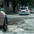 U komšiluku voda izbija iz šahtova, automobili upadaju u rupe; Izdato upozorenje za Srbiju VIDEO