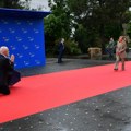 Edi Rama kleknuo kad je ugledao nju: Snimak kruži mrežama, Đorđa Meloni nije skidala osmeh sa lica (Video)