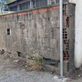 Urušava se improvizovana ograda škole u Nišu, roditelji upozoravaju na opasnost