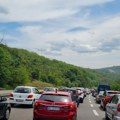 Na granici sa Crnom Gorom formirane kolone vozila