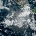 Ekstremne vremenske nepogode u aziji Nemilosrdne vrućine, poplave i oluje odnele na stotine života, višemilionske štete