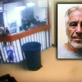 Epstajnovi fajlovi otkrivaju fotografije moćnih ličnosti od Pape do Kastra: Fotografisao je i svoju saradnicu dok je bila naga…