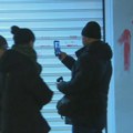 (VIDEO) Građani ostavili otiske crvenih šaka na zaštitnoj roletni na prostorijama SNS