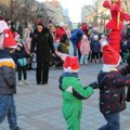 Karneval, muzika i osmesi: Mališani u Novom Sadu uz povorku dočekali Dečiju Novu godinu (foto)