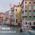 Incident u Veneciji, nekoliko turista završilo u vodi! Trajekt izgubio kontrolu i pregazio nekoliko gondola! (video)