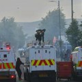 Druga noć nereda: Vodeni topovi i zapaljena vozila na ulicama Belfasta