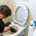Zaboravite na varikinu i struganje! Ova jeftina stvar od par stotina dinara uklanja najtvrdokorniji kamenac iz WC šolje