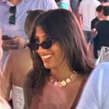 Angelina u dubokom dekolteu privukla veliku pažnju Uslikali smo pevačicu kako se zabavlja na festivalu: sve oči uprte u nju