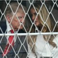 (Video) "Dosta mi je nje" Čitačica sa usana otkrila što su pričali Tramp i Melanija usred skandala zbog asistentkinje: Napet…