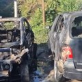 (Video) Automobili uništeni, staklo na sve strane! Strašni prizori iz Kraljeva: Vatrogasci celu noć gasili podmetnute požare…