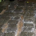 (Foto) Velika zaplena u Bariču: Na divljoj deponiji otkriveno 30 kilograma marihuane, traga se za vlasnikom droge