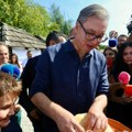 "Jedva čekam da krenem u narod" Vučić u Moravskim konacima: I sa telefonom ću da ih pobedim, Srdanović dokazao da neće dijalog…