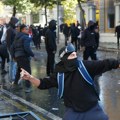 Demonstranti u Tirani zasuli policiju Molotovljevim koktelima