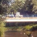 Čist bezobrazluk: Meštanin sela Stajkovce punu prikolicu pocepanih folija bacio u Vlasinu (video)