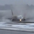 Zastrašujuće sletanje aviona po blatu i ledu! Pilot očajnički pokušava da ga stabilizuje, a sve leti oko njega (video)