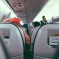 (Video) Haos u avionu: Potukli se putnici, razdvajala ih stjuardesa pa ih aviokompanija proglasila nepoželjnim