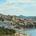 Neum pun turista, ugostitelji trljaju ruke: Cene ispod proseka, ležaljke i suncobran 900 dinara