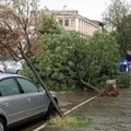 Nevreme pogodilo Pirot: Ulice poplavljene, vetar čupao drveće (video)