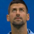 Video! Novak se prekrstio, pa krenuo u meč sa popirinom: Đoković je ponovio svoj ritual, pa dobio ovacije po izlasku na…