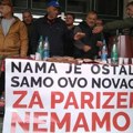 Poljoprivrednici na protestu dele svoje proizvode građanima