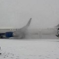 Uznemirujući snimci sa aerodroma: Putnici beže iz aviona, ima i povređenih (video)