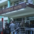 Studenti: Ispred FTN maskirane osobe snimale studente, došla i hitna s trakama na tablicama, dvojica muškaraca pretila…