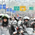 (IZ MINUTA U MINUT) Protest se širi na okolne ulice i Slaviju; Koštunica sa narodom; studenti „pustili“ građane da dođu…