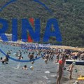 Komplet ležaljki 12, parče pizze i kafa 2 eura - ko kaže da je sezona pukla?: Na jednoj plaži u Crnoj Gori nema gde šibica da…
