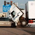 VIDEO: Neverovatni crash test u kojem kineski električni auto uništava kamion