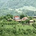 Nekada je u školu išlo 800 đaka, postojala je prodavnica, ambulanta, pošta. Danas u ovom mestu živi sedmoro stanovnika