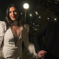 Tanja Savić u izazovnoj haljini sa dubokim prorezima: Muki je ne ispušta iz ruku, a tu je i brat sa ženom