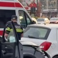 Dve žene povređene, prevezene u bolnicu: Saobraćajna nesreća u Novom Sadu - pogledajte kako su uništeni automobili (video)