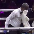 (VIDEO) Nadrealna scena u boksu, meč prekinut zbog suzavca