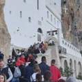 Mladi željni Ostroga traže smisao života: "Novosti", među masom vernika, sa hiljadama njih iz Crne Gore, Srbije, RS... (foto)…