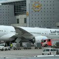 Prednji deo aviona Lufthanze u Frankfurtu pao na zemlju